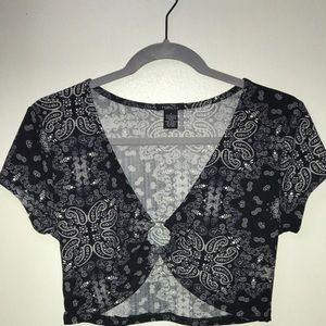 Cropped keyhole front bandana print top
